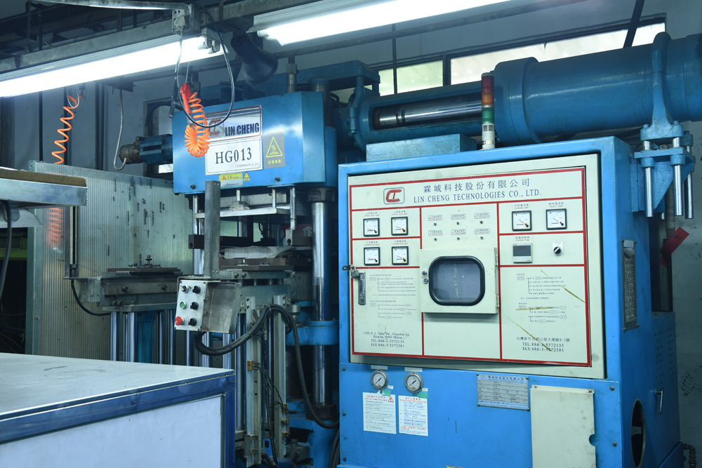 200T Injection Forming Machine（射出硫化機）